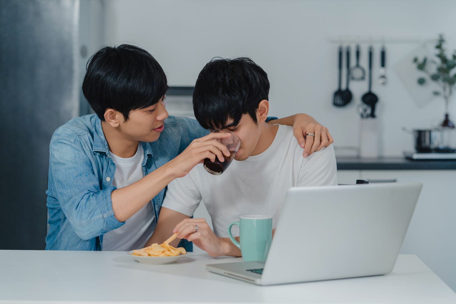 ノートパソコンと軽食を囲む二人の様子