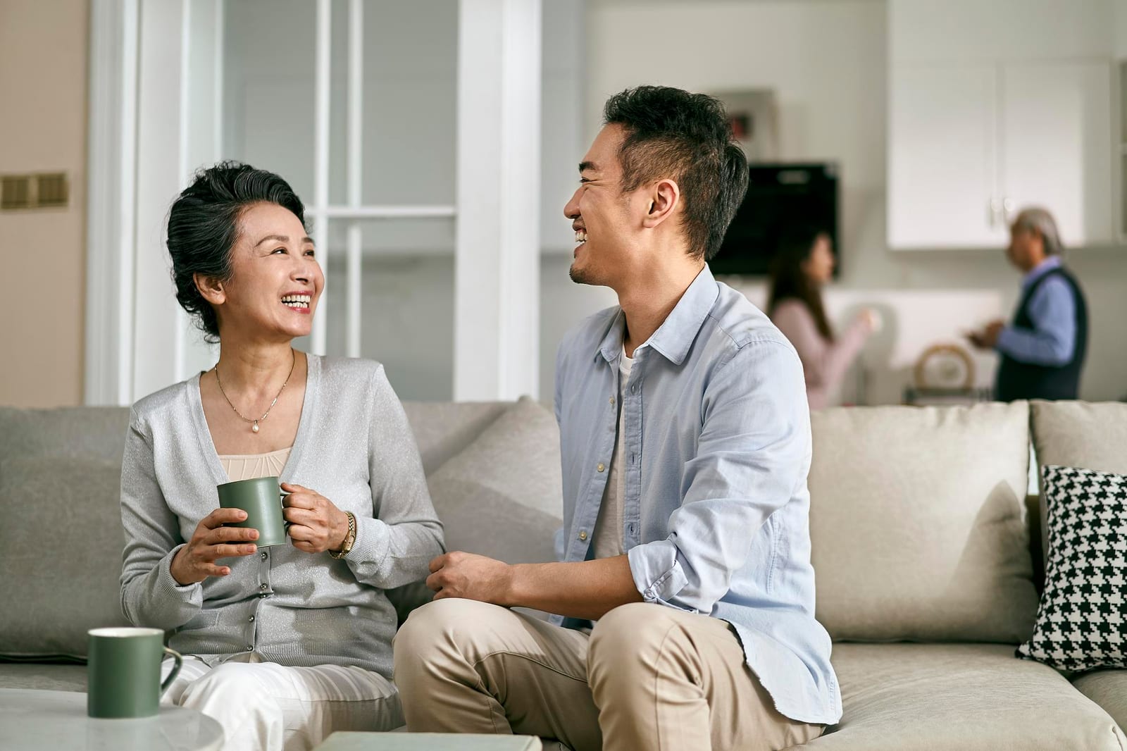 ソファでお茶を飲みながら話す親子の様子