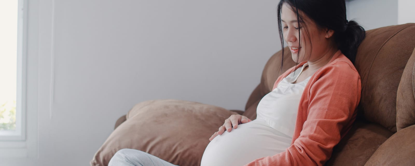 自宅のソファでくつろぐ女性の様子