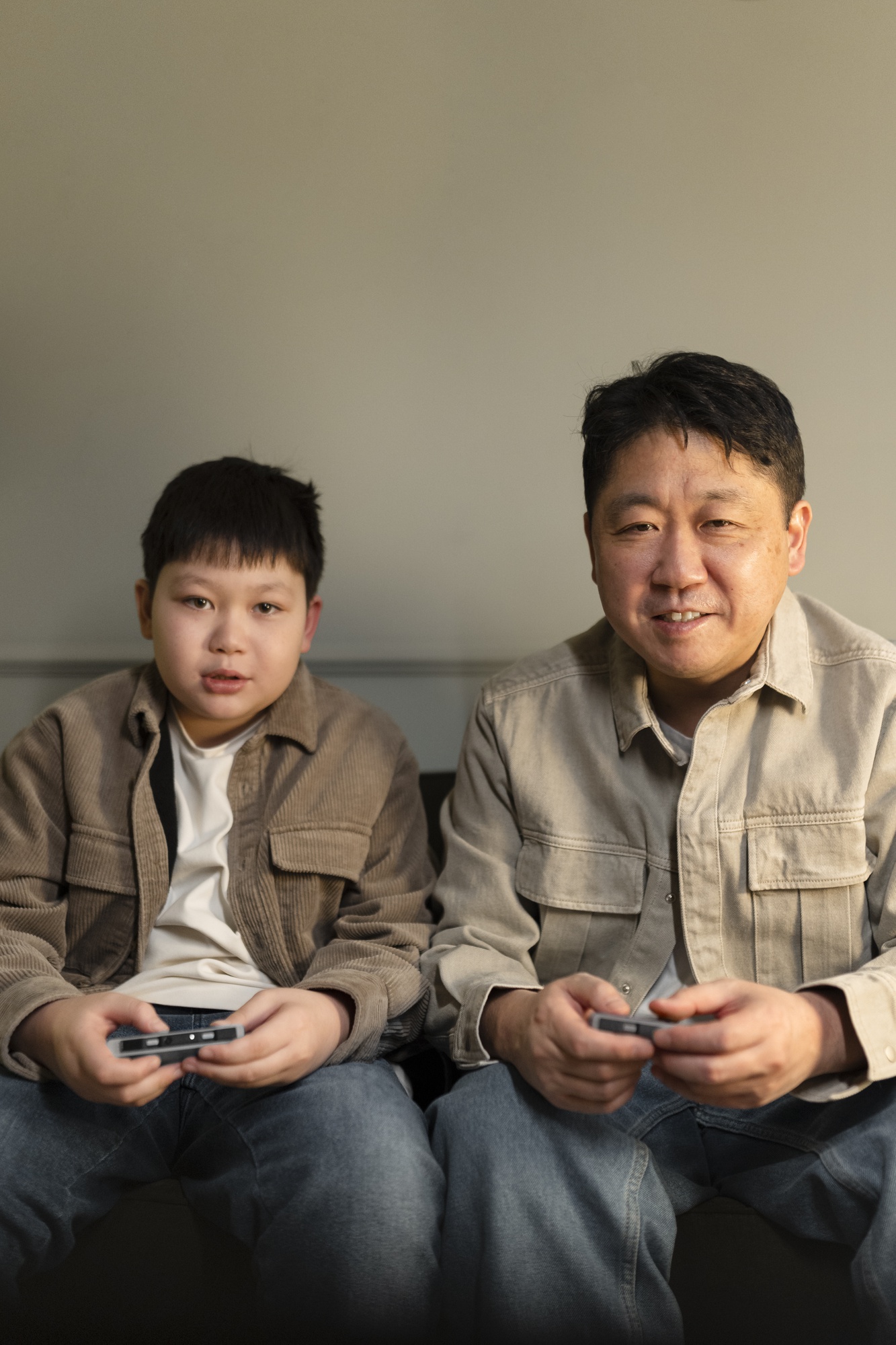 ソファで親子が過ごす様子
